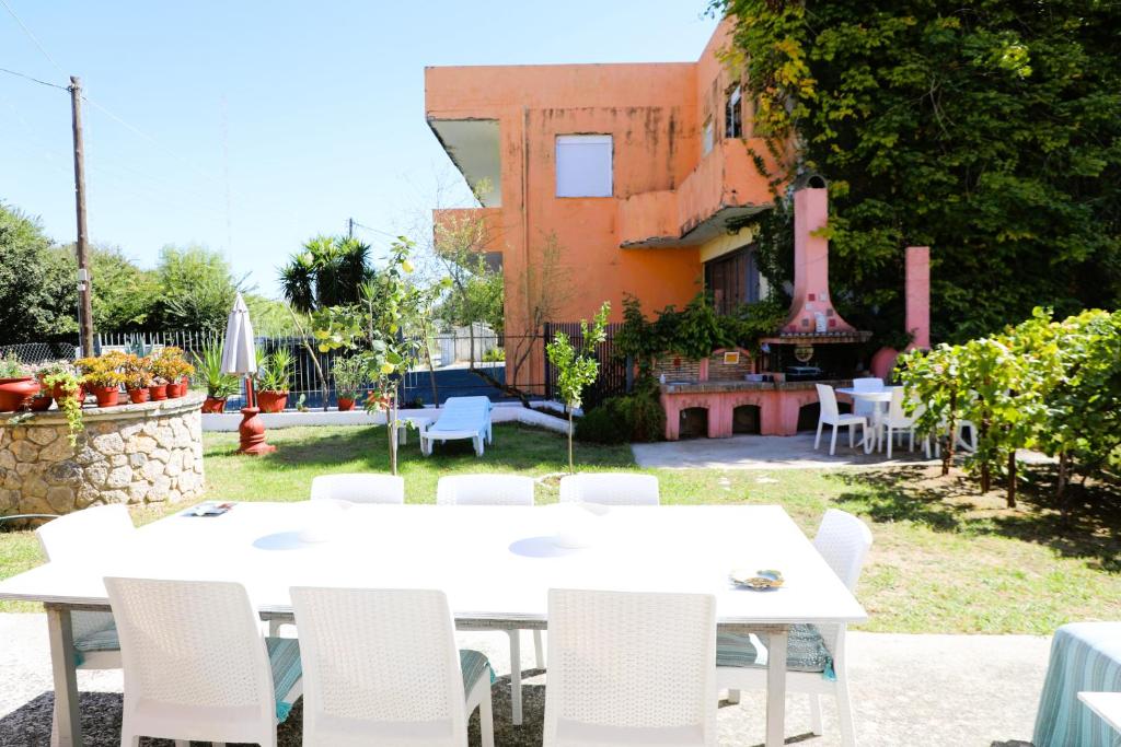 Outdoor dining at Akobara Villa